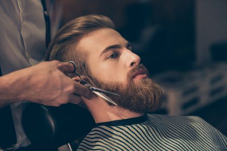 homem aparando a barba