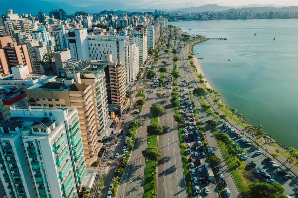 foto tirada por drone da beira-mar de florianópolis