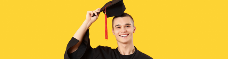 Estudantes de graduação em sala de aula analisando se vale a pena fazer faculdade para desenvolver a carreira profissional